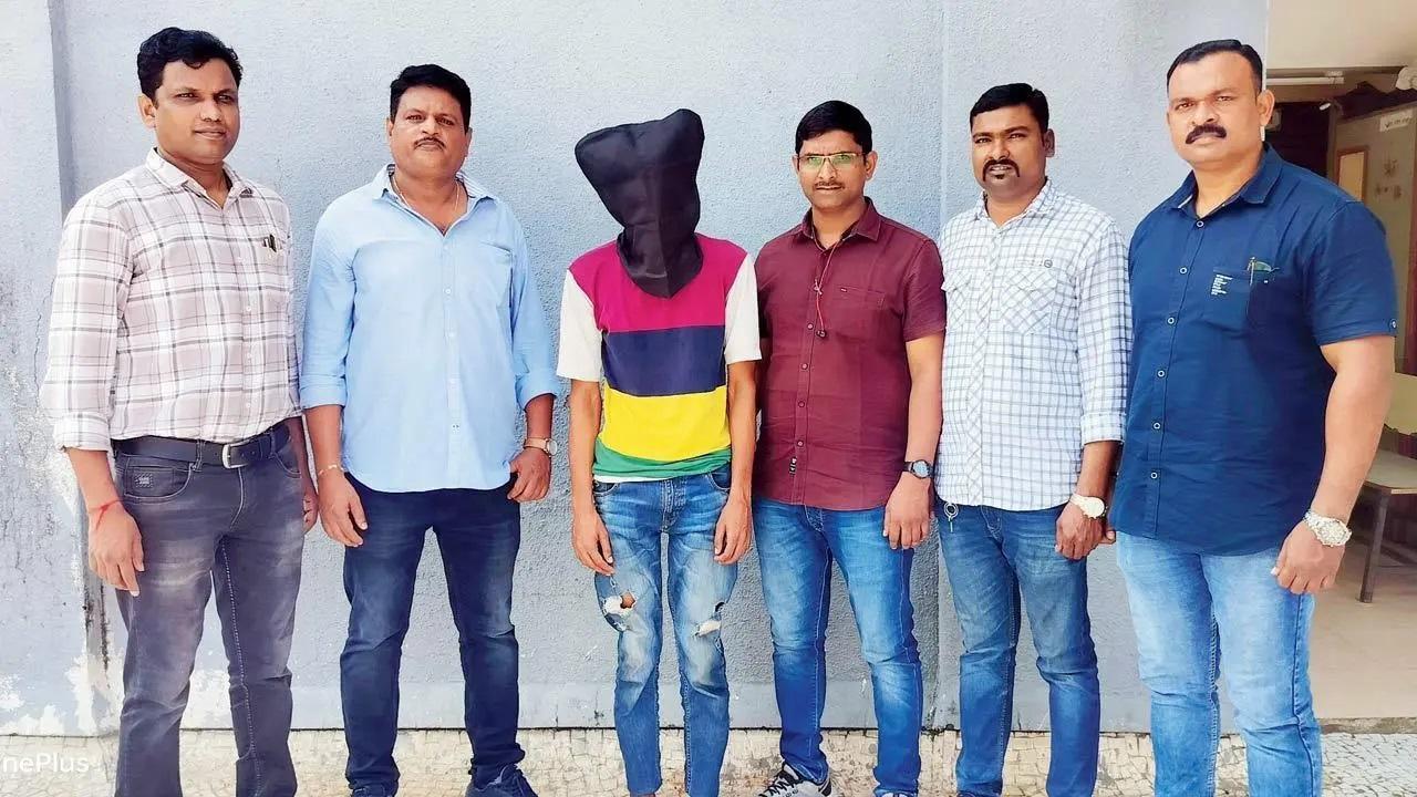 पुलिस के अनुसार, रुस्तमजी स्कूल के पास रहने वाली महिला ने 20 अक्टूबर को घर की सफाई सेवा बुक की थी और अगले दिन दो कर्मचारी उसके घर की सफाई करने पहुंचे.