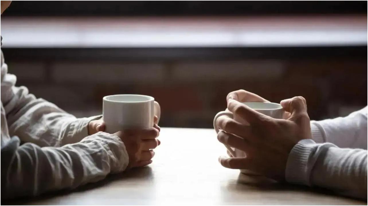 अपनी पहली मुलाकात के लिए हमेशा सार्वजनिक स्थान चुनें. अपनी योजनाऐं या स्थान किसी मित्र या परिवार के सदस्य के साथ साझा करें. सुनिश्चित करें कि किसी को पता हो कि आप कहां हैं और किसके साथ हैं.