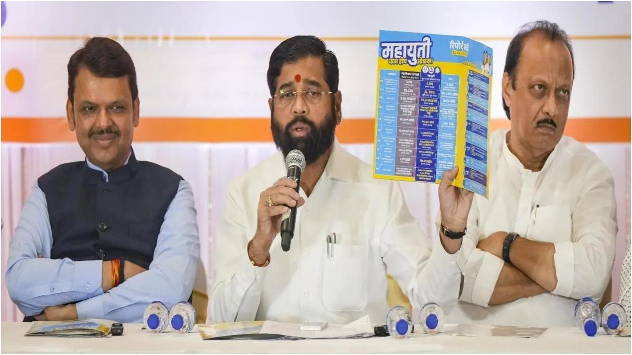 महाराष्ट्र के मुख्यमंत्री एकनाथ शिंदे (बीच में) उपमुख्यमंत्री देवेंद्र फडणवीस (बाएं) और अजित पवार के साथ बुधवार, 16 अक्टूबर को मुंबई में एक प्रेस कॉन्फ्रेंस के दौरान. तस्वीर/पीटीआई