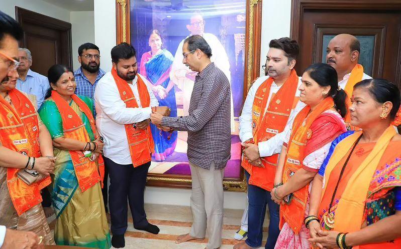 उन्होंने शिंदे गुट पर बीजेपी की गुलामी करने का आरोप भी लगाया, और कहा कि शिवसेना की मूल विचारधारा और स्वाभिमान के साथ वे अपने रास्ते पर चल रहे हैं.