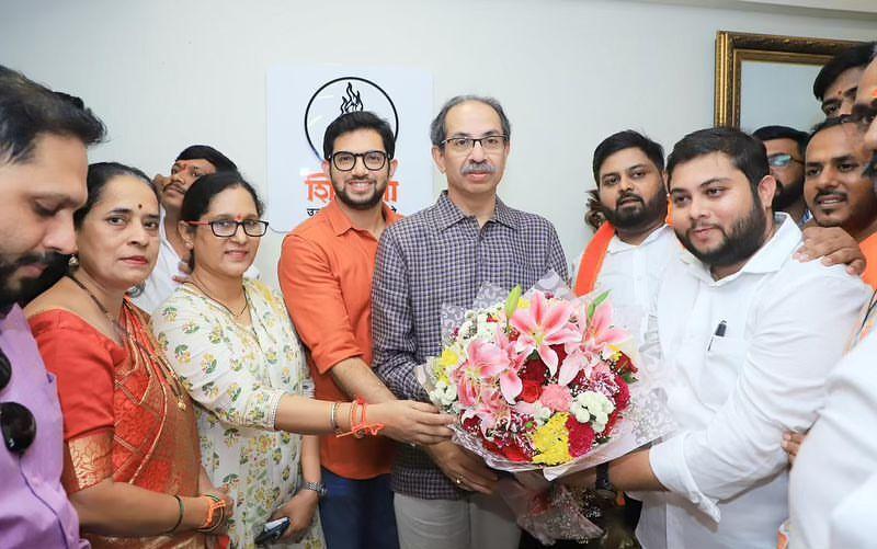 इस अवसर पर उद्धव ठाकरे ने एक भावुक भाषण दिया और सीधे शिंदे पर निशाना साधते हुए कहा कि बालासाहेब ठाकरे का महाराष्ट्र को बेचने का विचार कभी नहीं था.