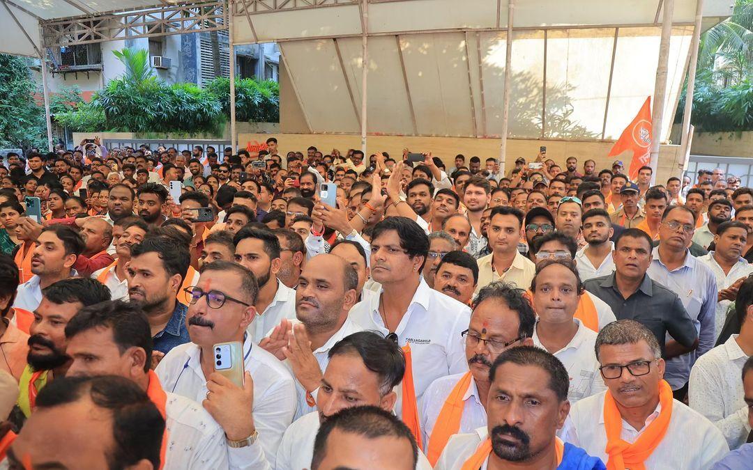 उद्धव ठाकरे के नेतृत्व वाली शिवसेना (उद्धव बालासाहेब ठाकरे) ने मुंबई को अपनी राजनीतिक ताकत का केंद्र माना है, और इस बार भी वे इस क्षेत्र पर विशेष ध्यान दे रहे हैं.