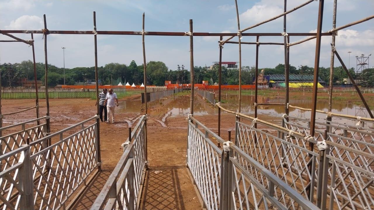 रैली की तैयारी में लगे शिवसेना (UBT) के नेताओं ने भरोसा दिलाया है कि तय कार्यक्रम के अनुसार रैली होगी और समर्थकों के लिए सुरक्षित और सुविधाजनक व्यवस्था की जाएगी.