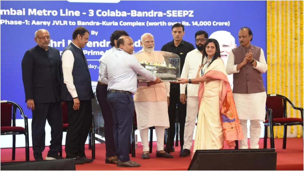 शनिवार को प्रधानमंत्री मोदी ने सांताक्रूज स्टेशन तक नई मेट्रो में यात्रा की और वापस आए.