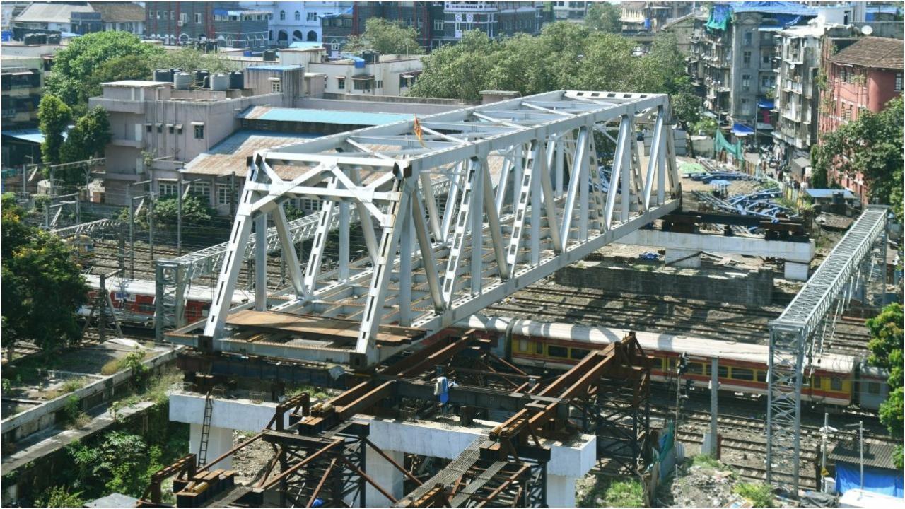 पहला गर्डर अपने निर्धारित स्थान पर स्थापित किया गया। चित्र/बीएमसी