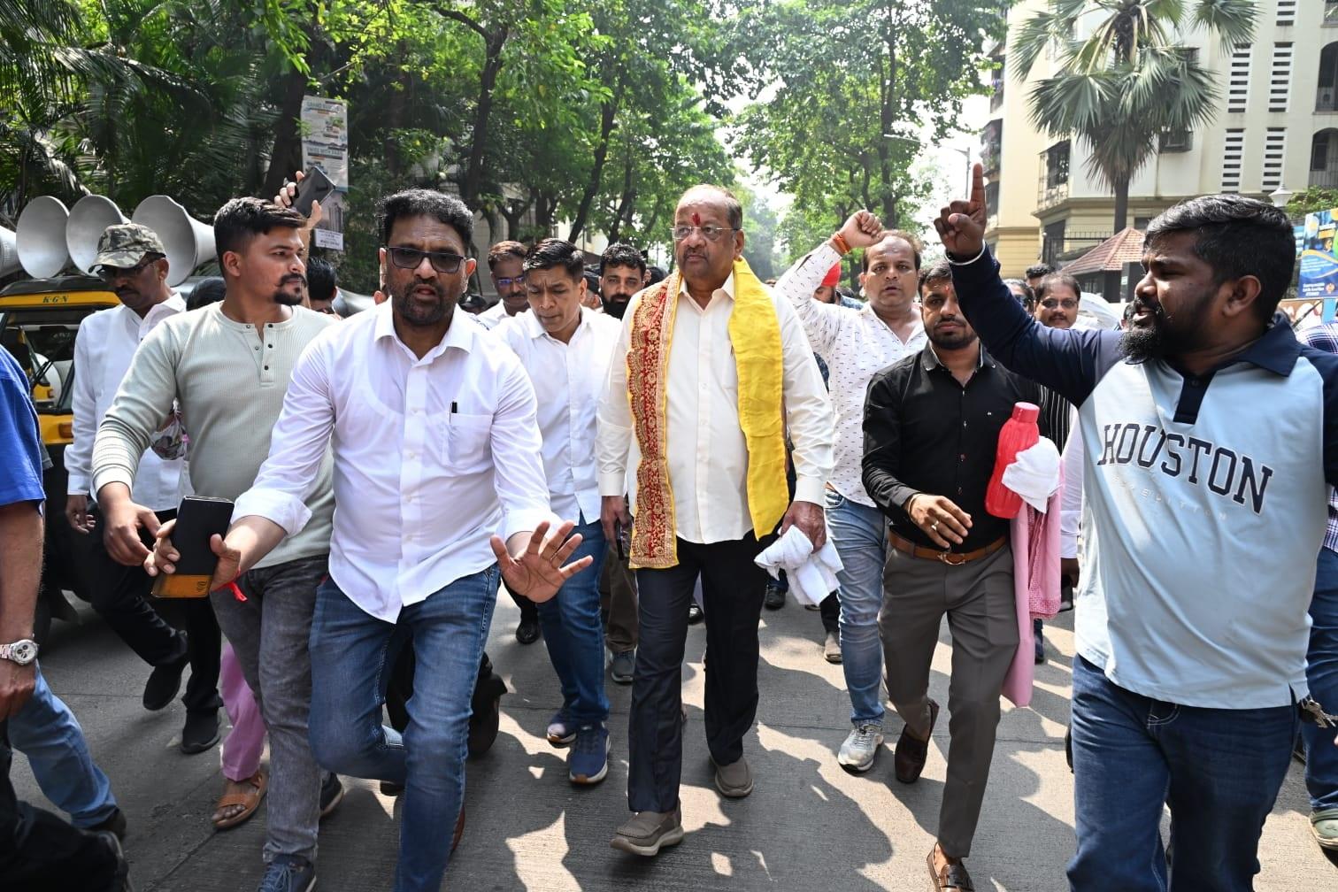 समर्थकों का उत्साह और जोश देखते ही बनता है, जो शेट्टी के साथ खड़े होकर उनका हौसला बढ़ा रहे हैं.