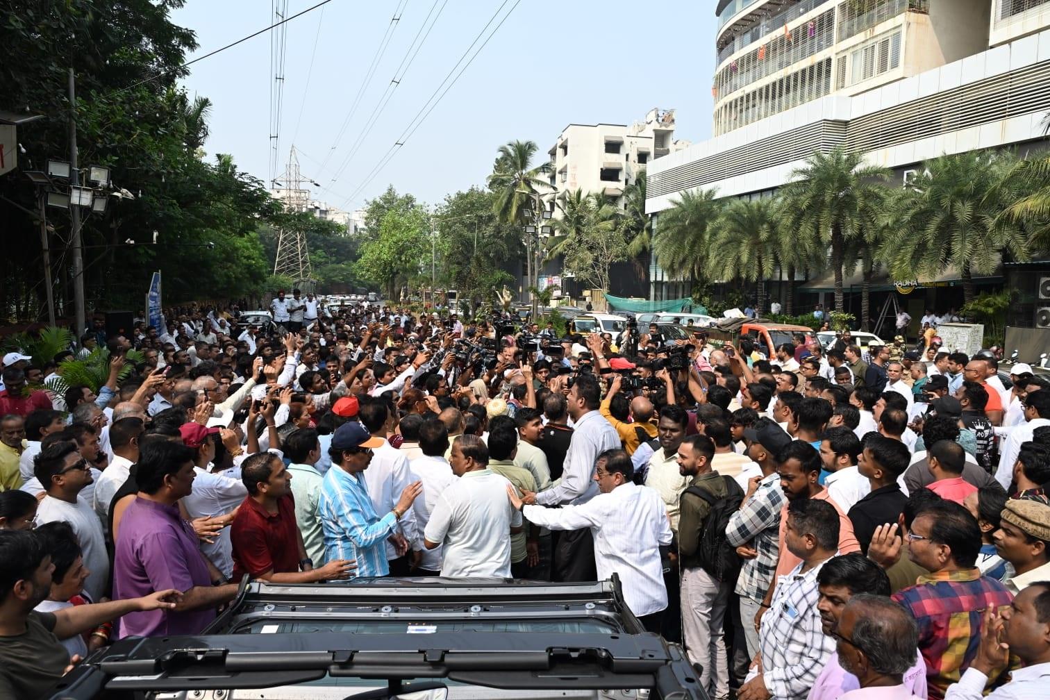 आज नामांकन के समय गोपाल शेट्टी के साथ उनके समर्थक भी भारी संख्या में जुटे हैं. सुबह से ही शेट्टी के घर के बाहर समर्थकों की भीड़ देखी जा रही है. 