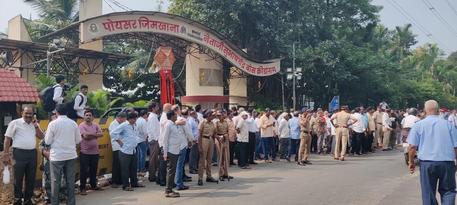 गोपाल शेट्टी के इस फैसले से बीजेपी को एक बड़ा झटका माना जा रहा है क्योंकि शेट्टी का इस क्षेत्र में अच्छा जनाधार है और वह कई वर्षों से बीजेपी के साथ जुड़े हुए हैं.