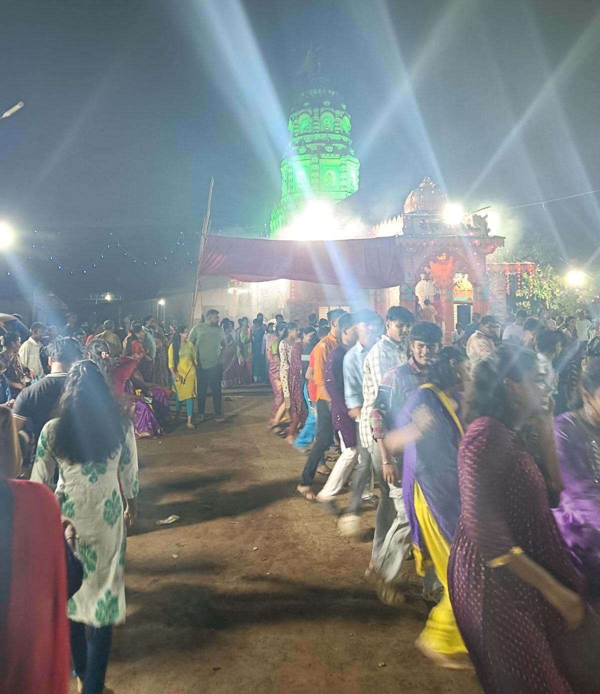 सभी ने मिलकर इस समारोह का आनंद लिया और देवी के आशीर्वाद से अपनी आस्था और भक्ति को और भी गहरा किया. इस प्रकार, नवरात्रि पर आई एकविरा देवी की पूजा और भंडारे का आयोजन कळंब के निवासियों के लिए एक यादगार और आस्थापूर्ण अनुभव साबित हुआ.