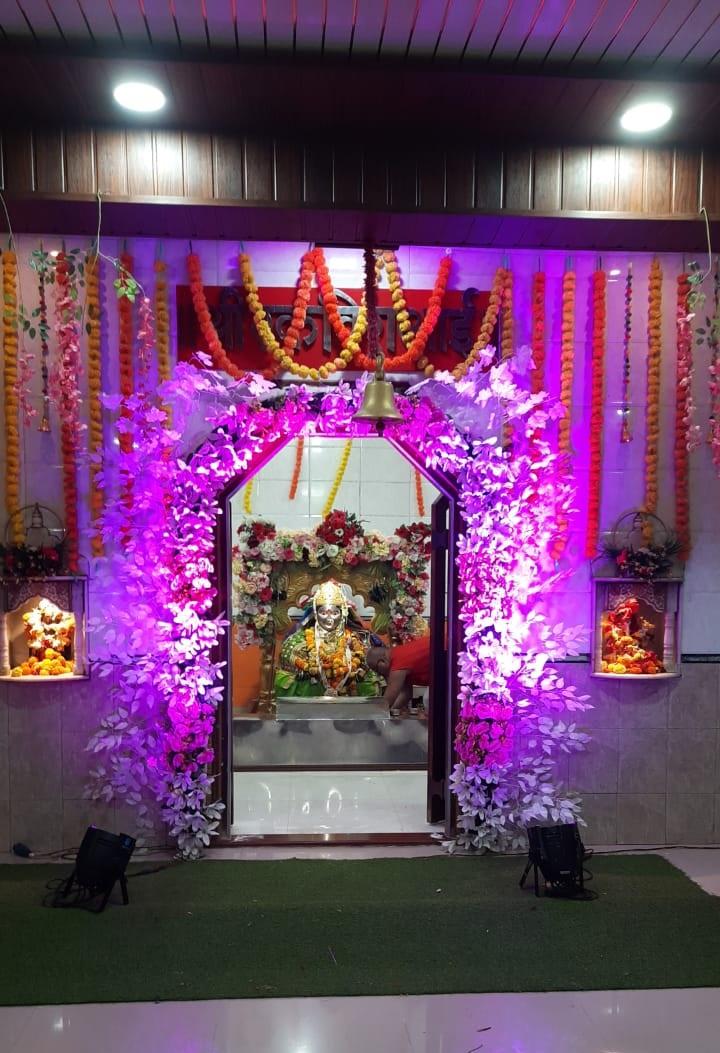 उन्होंने सुनिश्चित किया कि पूजा विधिवत तरीके से हो और हर भक्त देवी की आराधना में सम्मिलित हो सके. देवी की आरती पूरे विधि-विधान से की गई, जिसमें सभी भक्तों ने उत्साहपूर्वक भाग लिया और श्रद्धा पूर्वक आई एकविरा देवी के चरणों में अपनी आस्था अर्पित की.