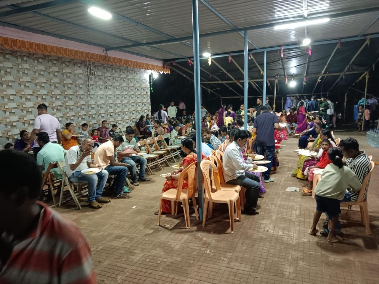 भक्तों के लिए विशेष आकर्षण का केंद्र भंडारा था. पूजा के बाद कमिटी द्वारा आयोजित भंडारे में सभी उपस्थित भक्तों को देवी के प्रसाद के रूप में स्वादिष्ट और सादा भोजन परोसा गया. 