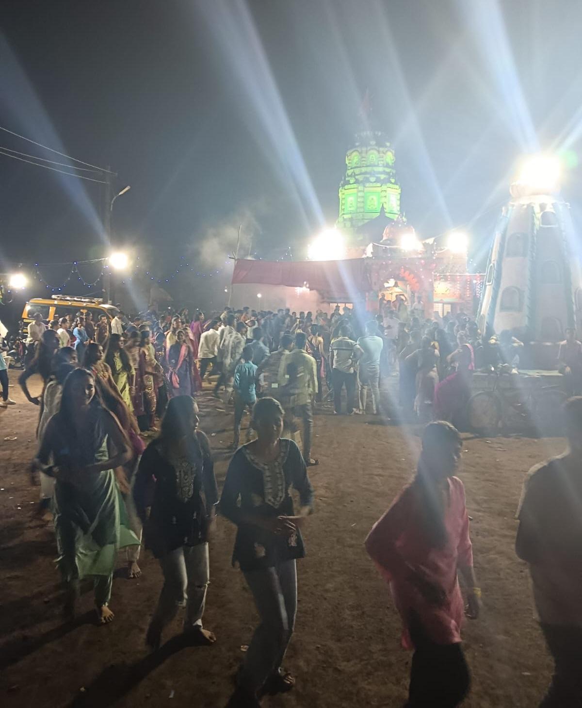 इस पूरे आयोजन की व्यवस्था और संचालन में आई एकविरा देवी सेवा कमिटी कळंब के अध्यक्ष प्रवीण किणी, सचिव कपिल म्हात्रे, खजिनदार सतीश गोवारी और अन्य सदस्यों—दीनानाथ तांडेल, वैभव किणी, कल्पेश म्हात्रे, संदेश म्हात्रे, हेमंत तांडेल, संदेश तांडेल—का विशेष योगदान रहा. 