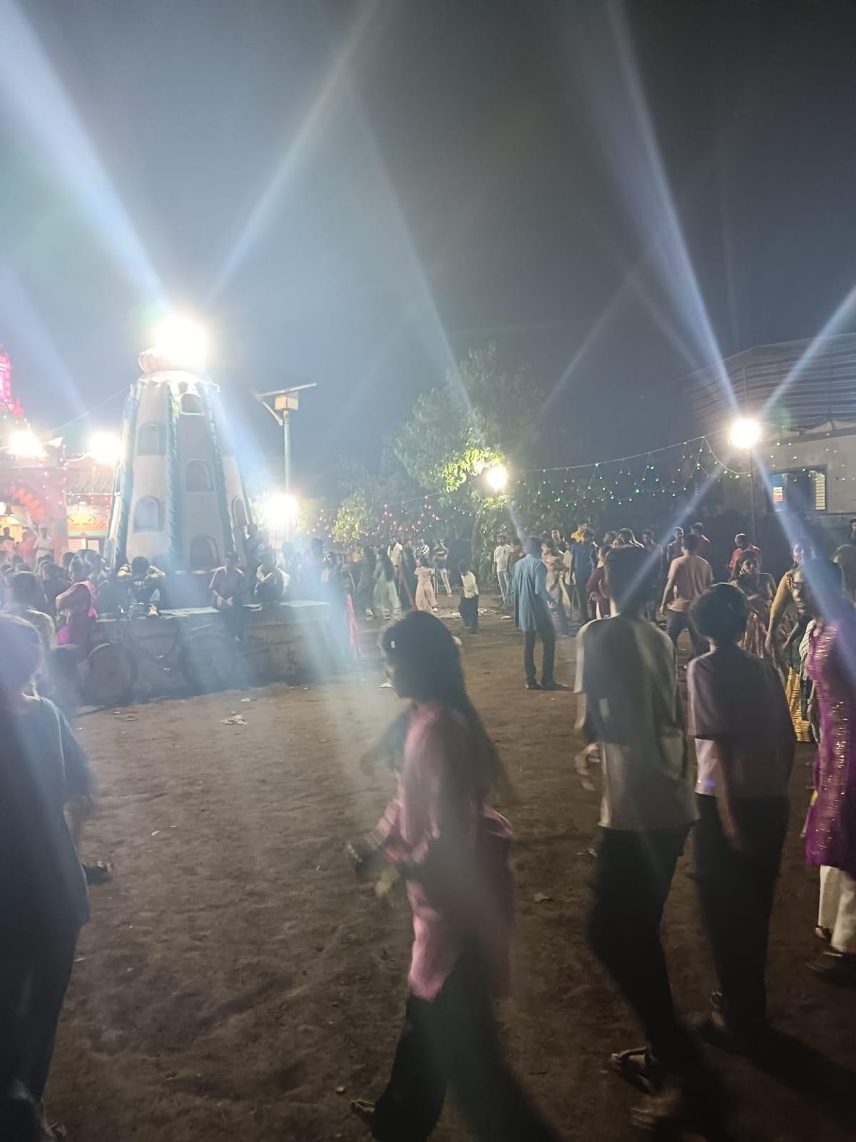 इस भंडारे में स्थानीय लोगों ने बढ़-चढ़कर हिस्सा लिया और इसे एक सामुदायिक आयोजन के रूप में मनाया. प्रसाद ग्रहण करने के बाद भक्तों के चेहरे पर संतुष्टि और खुशी साफ झलक रही थी.