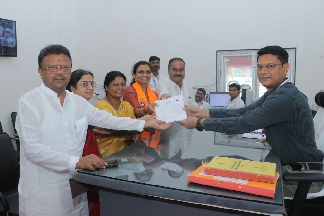 जयश्री शेलके की नामांकन प्रक्रिया पूरी होने के साथ ही अब महाविकास अघाड़ी ने बुलढाणा सीट पर जीत के लिए पूरी ताकत झोंक दी है. उनके समर्थकों और कार्यकर्ताओं ने सभा के माध्यम से अपनी एकजुटता का प्रदर्शन किया और क्षेत्र में शेलके के पक्ष में समर्थन जुटाने की प्रक्रिया तेज कर दी है.