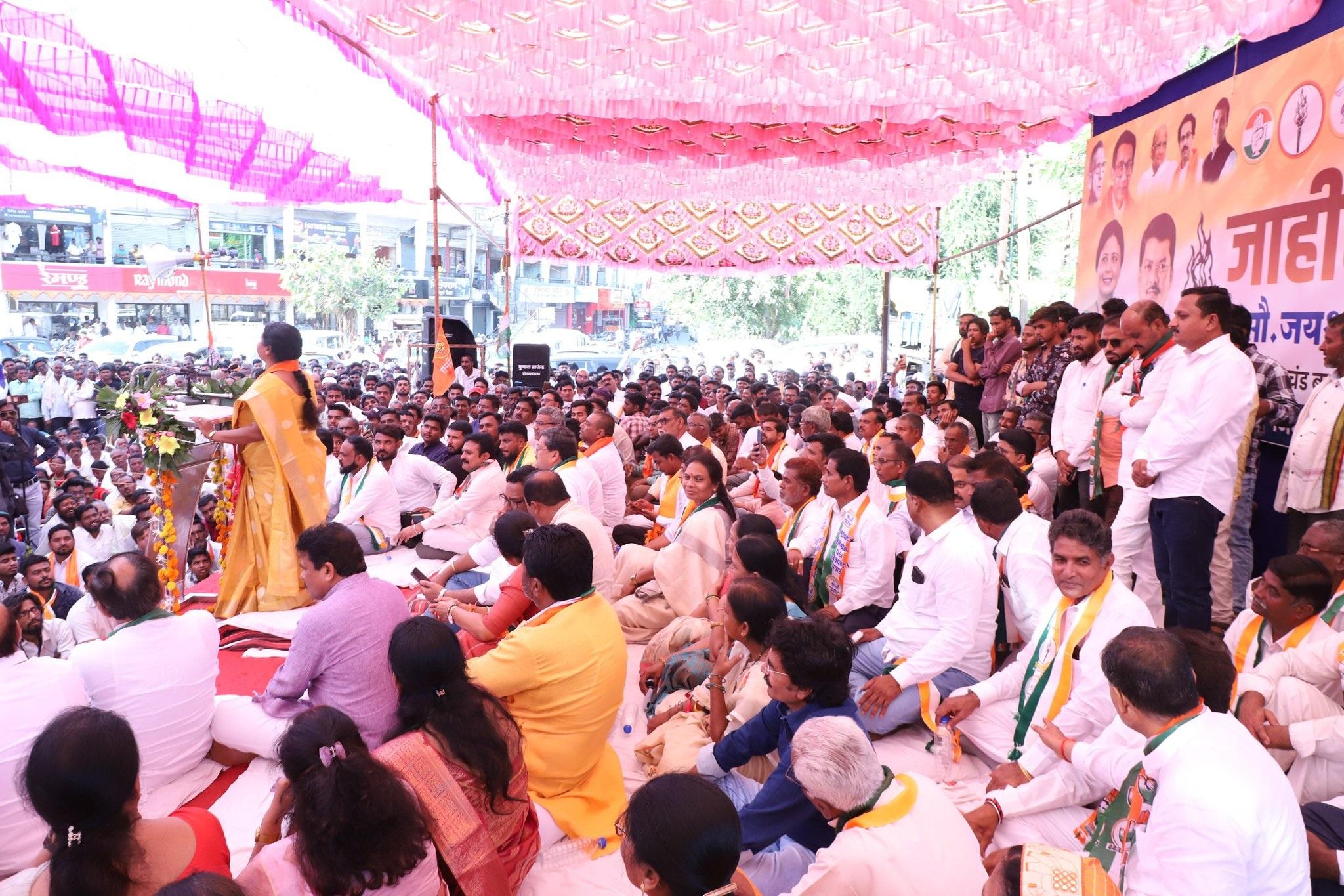 सभा में वक्ताओं ने जयश्री शेलके की योग्यता, नेतृत्व क्षमता और जनता के लिए उनकी सेवा भावना को रेखांकित किया. उन्होंने बुलढाणा क्षेत्र के विकास और समस्याओं को हल करने के प्रति शेलके की प्रतिबद्धता का ज़िक्र किया और जनता से अपील की कि वे एक मजबूत और समर्पित प्रतिनिधि को विधानसभा में भेजें.