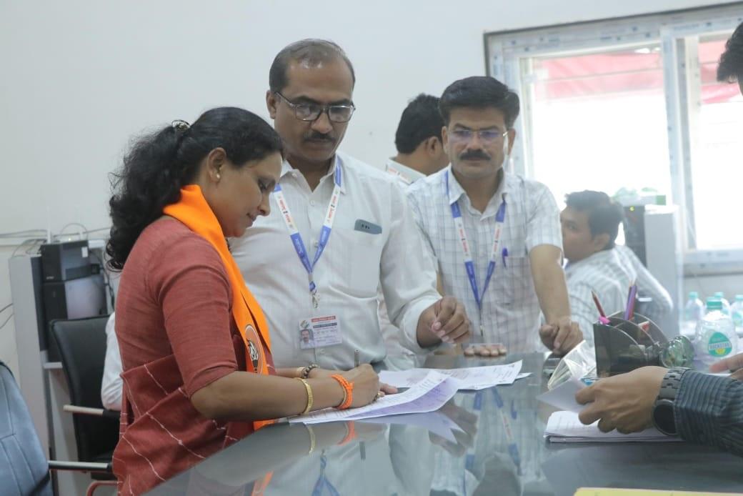 सभा में शिवसेना (उद्धव गुट) और महाविकास अघाड़ी के सभी प्रमुख नेताओं ने मिलकर एकजुटता दिखाई और जयश्री शेलके की जीत सुनिश्चित करने के लिए साझा प्रयासों का आह्वान किया. इसके साथ ही, स्थानीय मुद्दों पर भी चर्चा हुई और नेताओं ने बताया कि किस प्रकार महाविकास अघाड़ी बुलढाणा क्षेत्र की आवश्यकताओं को ध्यान में रखते हुए योजनाएं बना रही है.