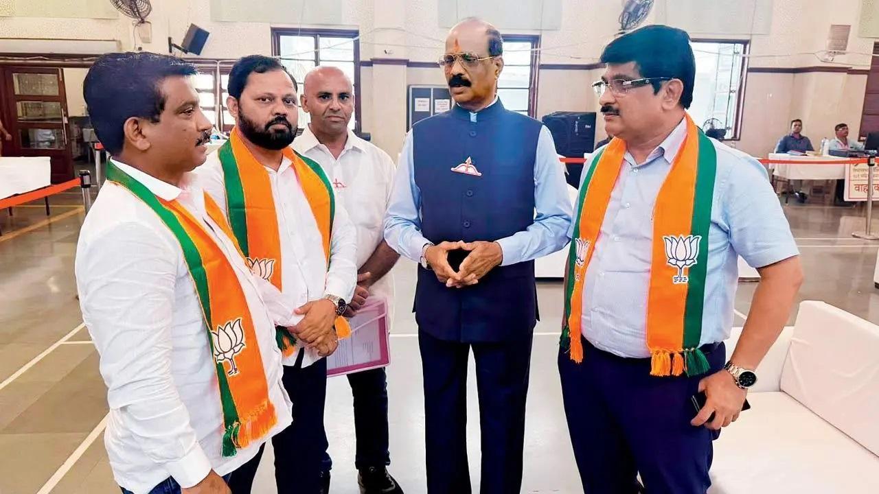 सरवणकर ने चुनाव लड़ने का फैसला किया, उनका दावा है कि उनके नेता मुख्यमंत्री एकनाथ शिंदे ने उन्हें चुनाव जीतने के लिए कहा है.