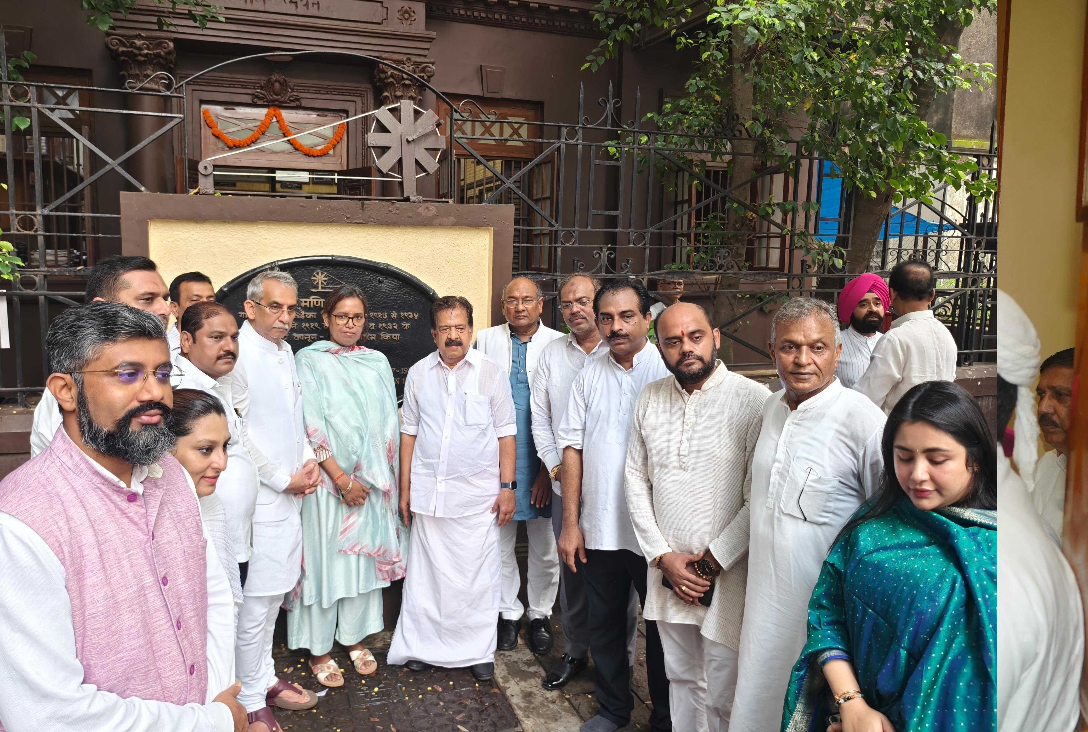 मणिभवन, जहाँ महात्मा गांधी ने अपने जीवन के महत्वपूर्ण वर्षों में निवास किया था, वह आज भी उनकी क्रांतिकारी विचारधारा और संघर्ष की याद दिलाता है. 