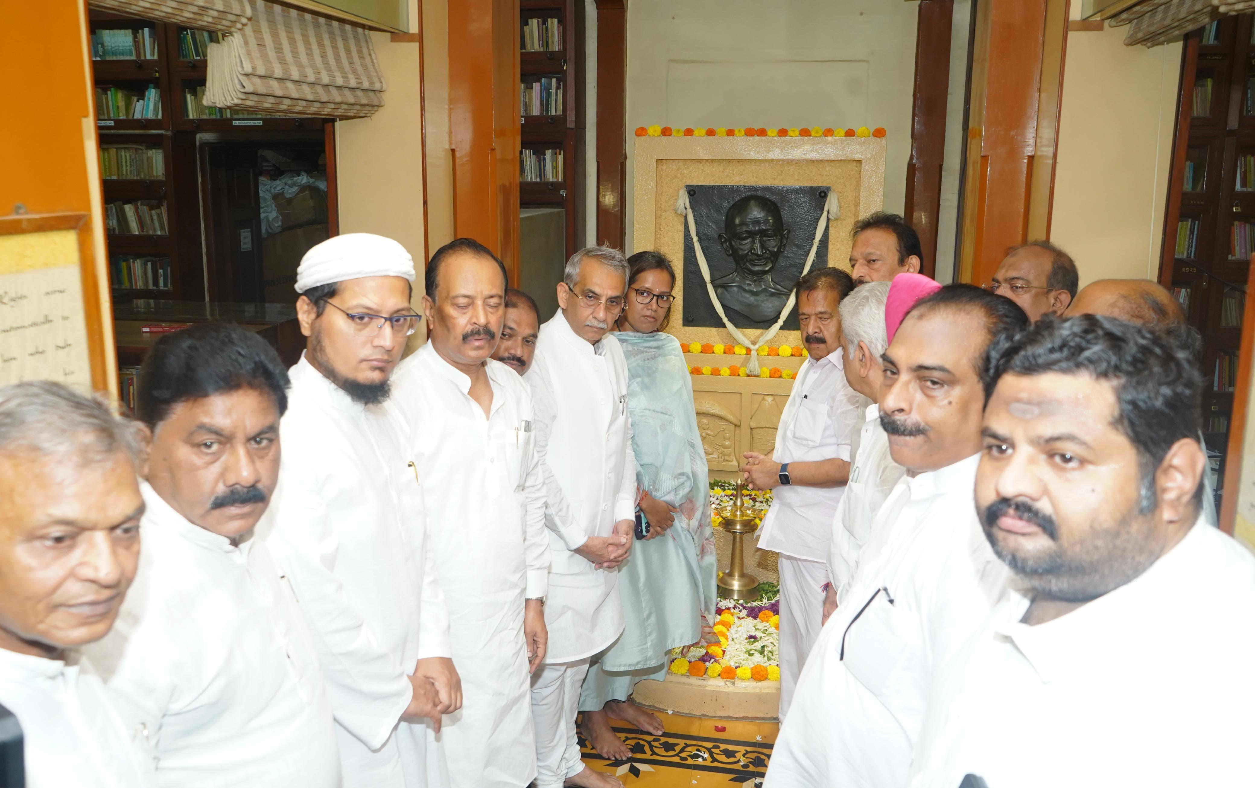 वर्षा गायकवाड ने भी गांधीजी के आदर्शों की सराहना की और कहा कि उनका जीवन आज भी हमें प्रेरणा देता है. 