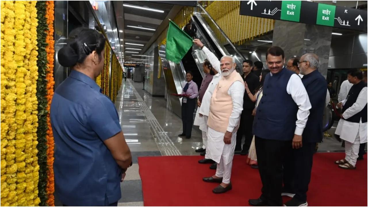 प्रधानमंत्री मोदी ने शनिवार को मुंबई मेट्रो लाइन 3 के बीकेसी से आरे खंड का उद्घाटन किया और उसमें सवारी की.