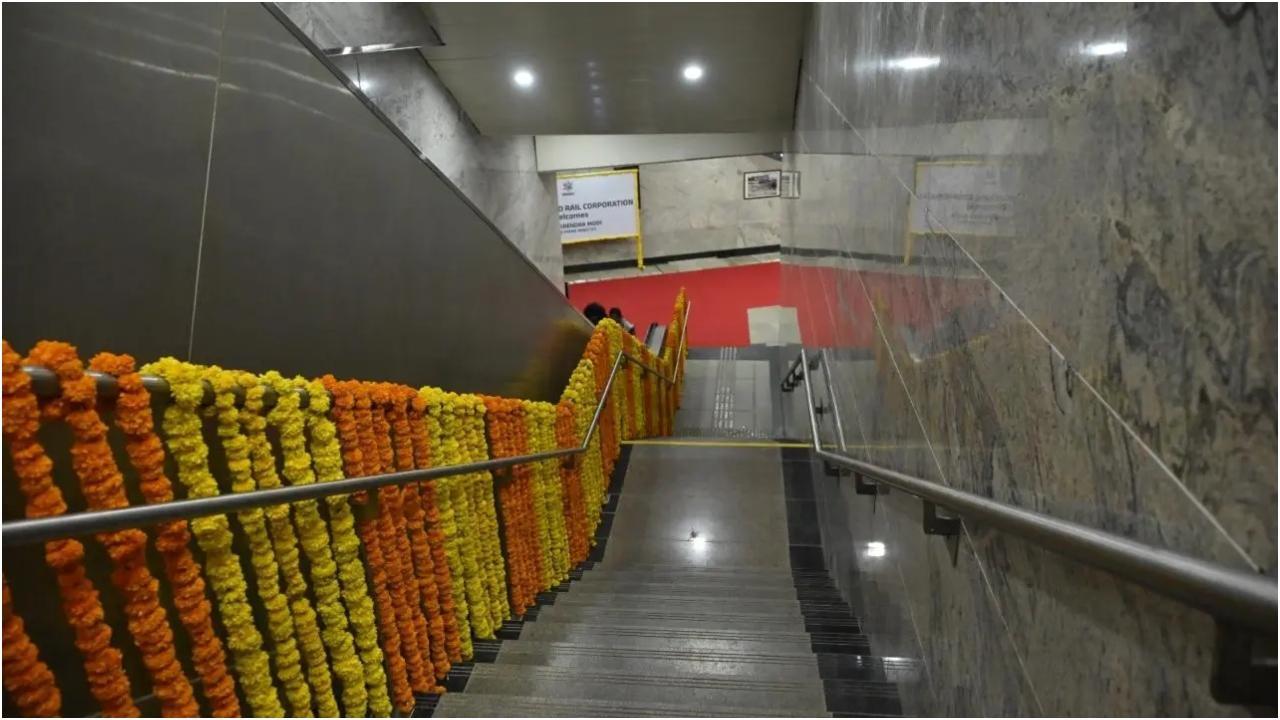 नवनिर्मित मेट्रो लाइन शहर में हजारों यात्रियों के लिए कनेक्टिविटी बढ़ाने और आवागमन को आसान बनाने के लिए तैयार है. तस्वीरें/अतुल कांबले, राजेंद्र बी. अकलेकर और एमएमआरसी