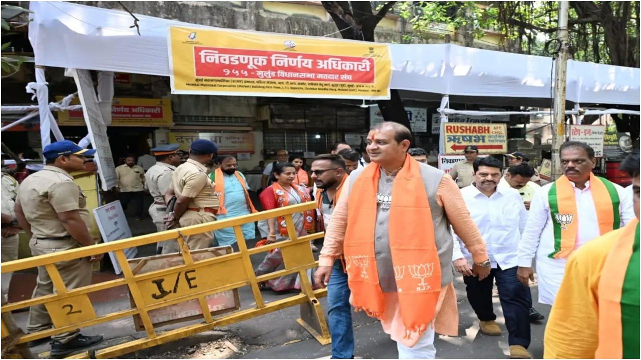 कोटेचा अपने समर्थकों के साथ नामांकन पत्र दाखिल करने आये थे. नामांकन दाखिल करने के बाद उन्होंने बड़ी संख्या में आए स्थानीय लोगों का अभिनंदन भी किया.
