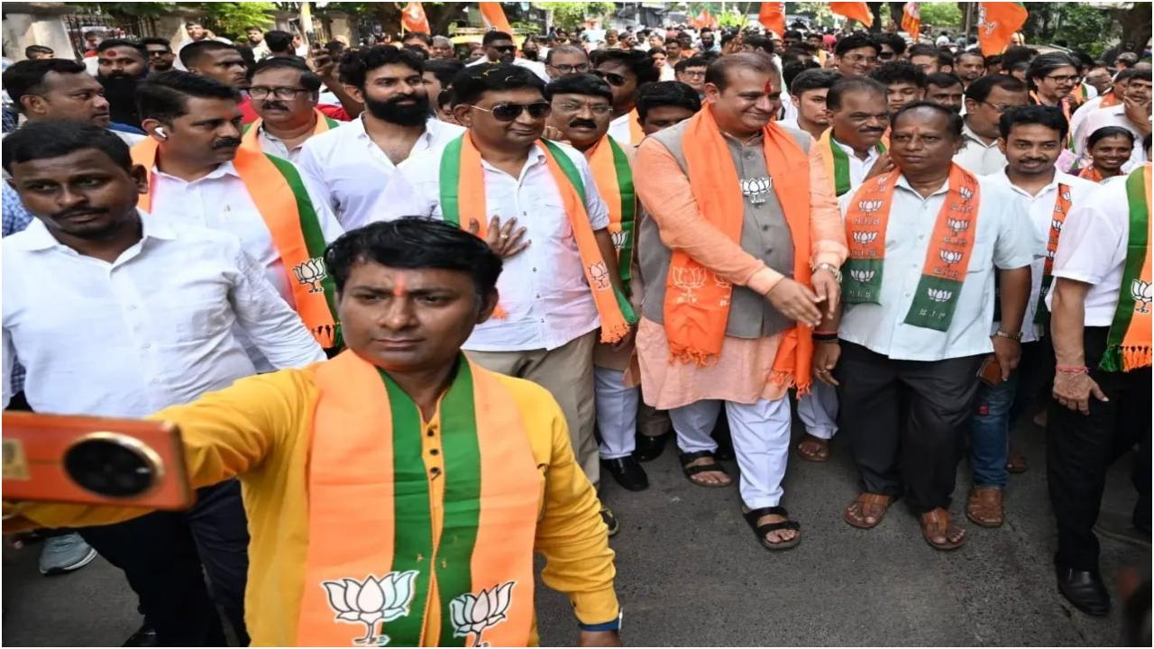 विधायक कोटेचा ने गुरुवार को अपने समर्थकों के साथ सेल्फी भी ली.