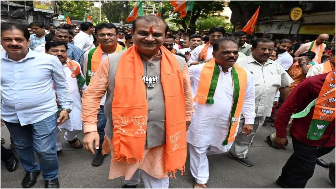मिहिर कोटेचा ने कार्यकर्ताओं के साथ एक भव्य रैली में नामांकन पत्र भरा. (फोटो/सैयद समीर आबेदी)