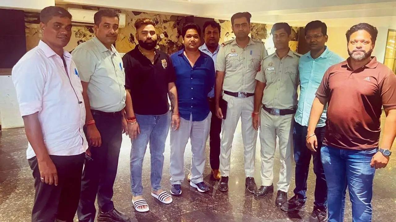 डेटिंग ऐप घोटाले का कथित मास्टरमाइंड अंकुर मीना (काली शर्ट) अधिकारियों की हिरासत में.