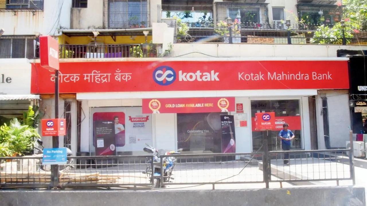 कोटक महिंद्रा बैंक के शेयरों में भारी गिरावट और विदेशी फंडों की निकासी के कारण बाजार में मुनाफावसूली शुरू हो गई.