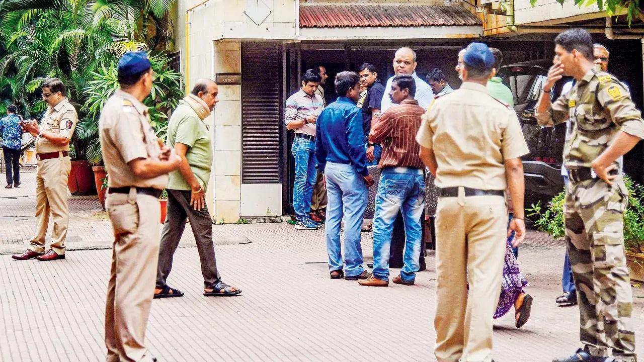 मामले की जांच कर रहे अपराध शाखा के अधिकारियों ने कहा कि उन्हें गड़बड़ी का संदेह है. 