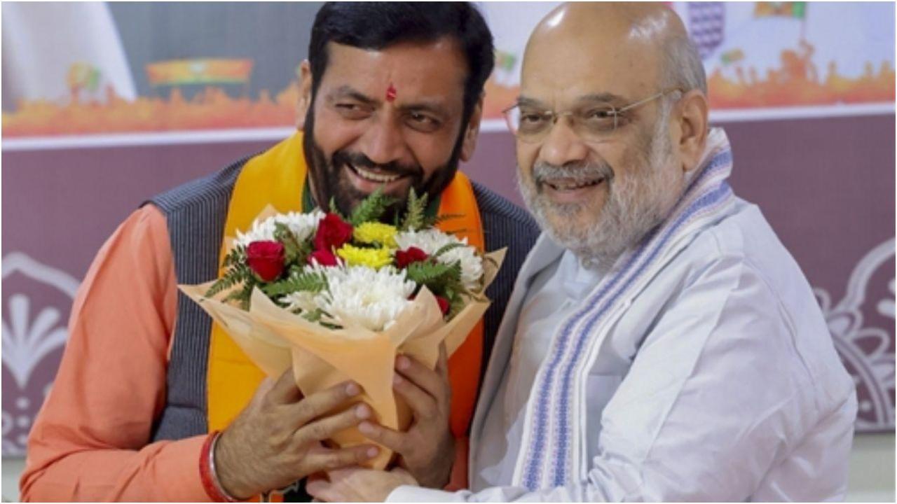 हरियाणा में भाजपा विधायक दल के नेता के रूप में सर्वसम्मति से चुने जाने पर नायब सिंह सैनी को बधाई देते केंद्रीय मंत्री अमित शाह। (फोटो/पीटीआई)
