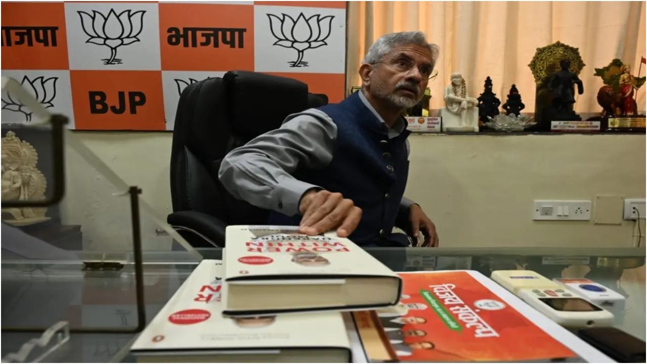 अपनी मुंबई यात्रा के दौरान, जयशंकर ने कहा कि `विकसित भारत` को प्राप्त करने के लिए `विकसित महाराष्ट्र` की आवश्यकता है, उन्होंने कहा कि राज्य हमेशा राष्ट्रीय विकास में योगदान देने में आगे रहता है. 