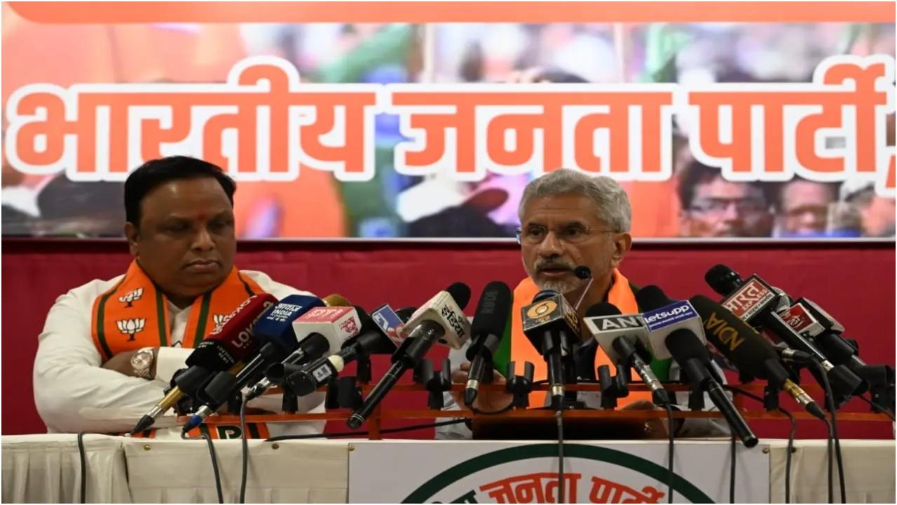 उन्होंने आगे कहा कि भारत आतंकवाद से लड़ने में अग्रणी है. जयशंकर ने कहा, 