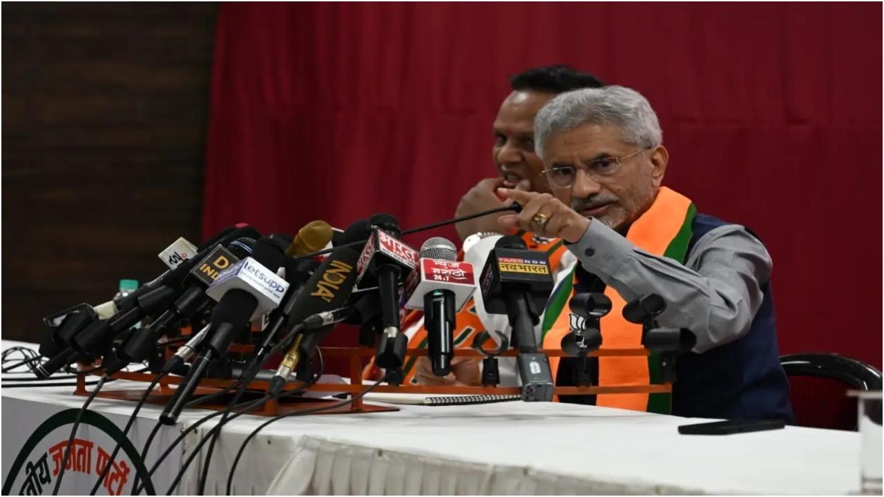 जयशंकर ने कहा कि उद्योग, प्रौद्योगिकी, हवाई अड्डों, बंदरगाहों के क्षेत्र में महाराष्ट्र का योगदान बहुत बड़ा है और निवेश, लॉजिस्टिक्स, निर्यात, सर्वोत्तम प्रथाओं को बढ़ाना विदेश नीति के लिए महत्वपूर्ण है.