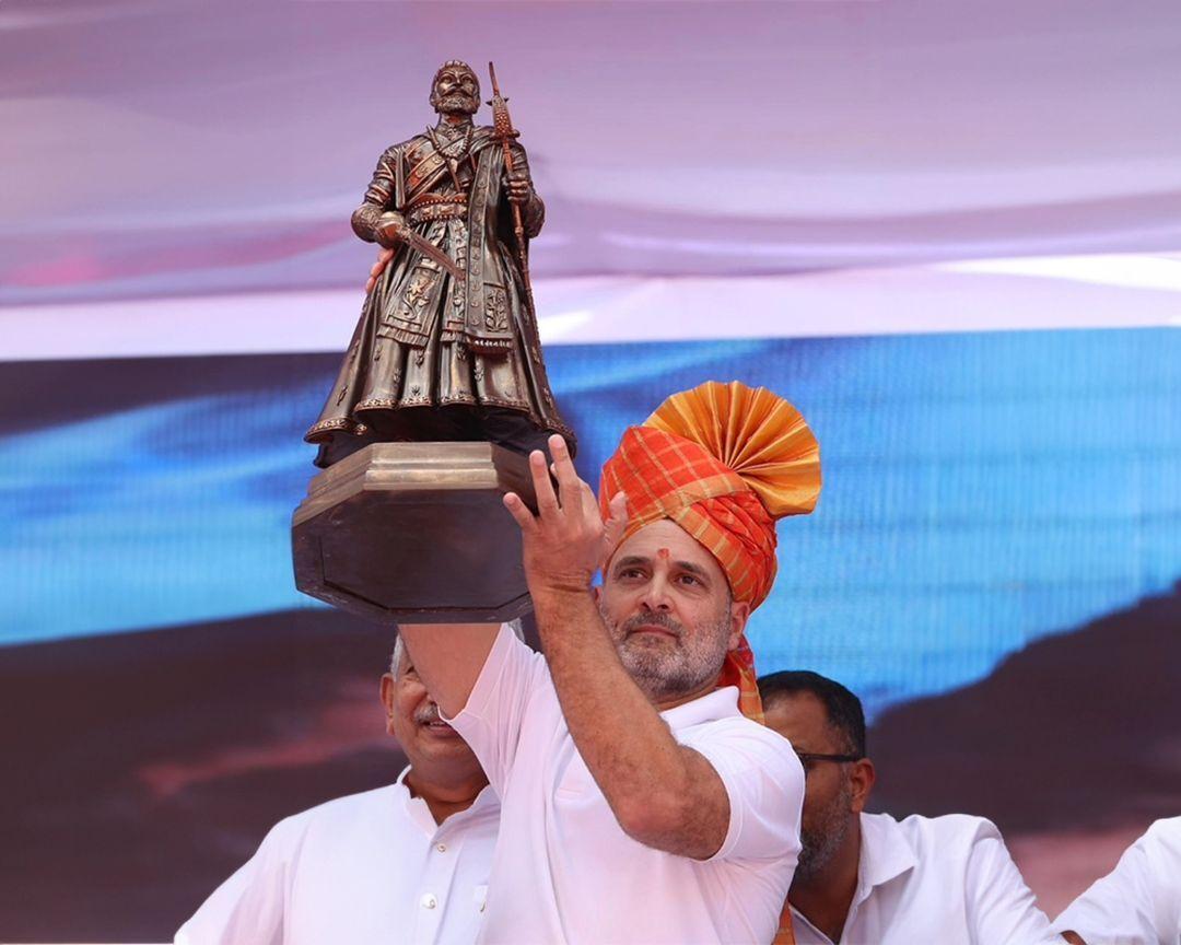 उन्होंने कहा कि शिवाजी की प्रतिमा का ढहना भाजपा की गलत विचारधारा और नीयत का प्रतीक है. 35 फुट ऊंची यह प्रतिमा प्रधानमंत्री नरेंद्र मोदी द्वारा 4 दिसंबर, 2023 को नौसेना दिवस के अवसर पर अनावरण की गई थी, लेकिन 26 अगस्त, 2024 को यह ढह गई. 