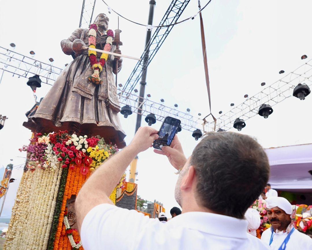भाजपा पर हमला बोलते हुए राहुल गांधी ने कहा कि उनकी विचारधारा शिवाजी महाराज के आदर्शों के विपरीत है, इसलिए उनकी बनाई प्रतिमा भी ढह गई.