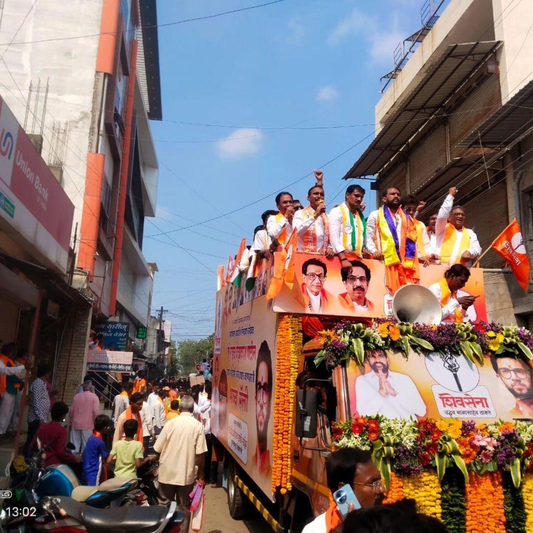परभणी की इस नामांकन रैली में शामिल होने के लिए आए हजारों समर्थकों ने इसे और भी यादगार बना दिया. रैली के दौरान आदित्य ठाकरे और राहुल पाटिल ने परभणी की जनता का अभिवादन किया और भविष्य में भी उनके समर्थन की उम्मीद जताई.