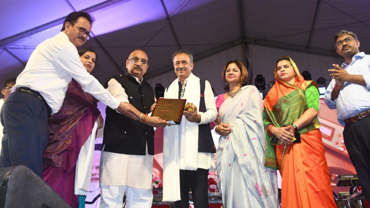 किशोर कुमार की जन्मस्थली खंडवा में आयोजित एक सेरेमनी में राजकुमार हिरानी को नेशनल किशोर कुमार अवॉर्ड से सम्मानित किया गया. 