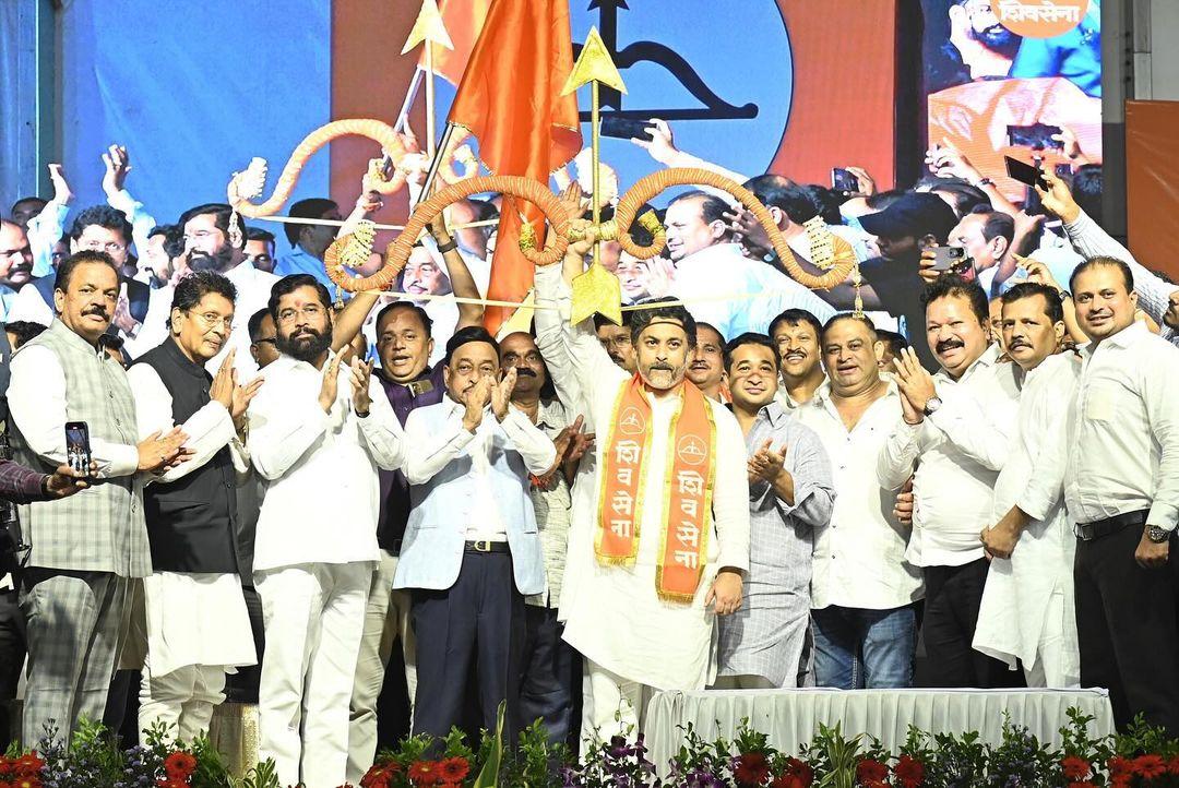 पार्टी एंट्री के समय, पूर्व केंद्रीय मंत्री और सांसद नारायण राणे, विधायक नीलेश राणे, नीलम राणे और पूरा राणे परिवार भी मौजूद था. नारायण राणे ने राजनीतिक जीवन की शुरुआत शिवसेना से की थी, और अब उनके बेटे नीलेश राणे ने उसी पार्टी में कदम रखा है. 