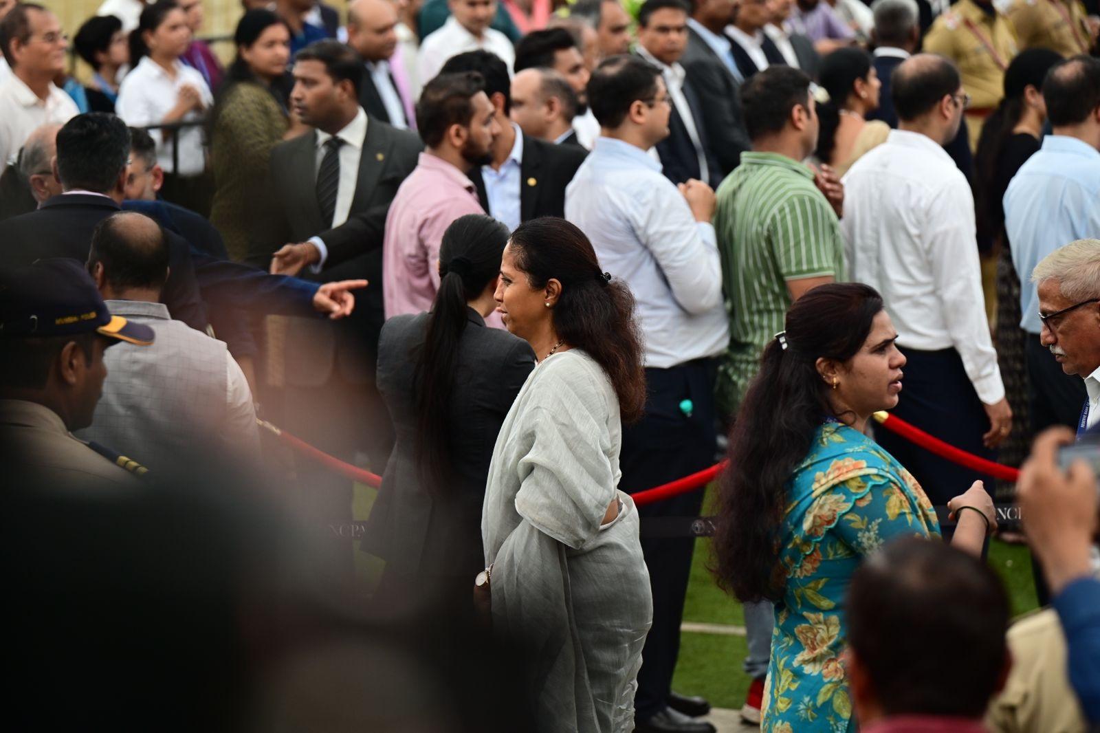 शरद पवार और उनकी सांसद बेटी सुप्रिया सुले भी इस दौरान नजर आई. 