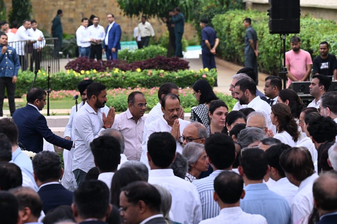 उपमुख्यमंत्री अजीत पवार ने भी रतन टाटा के अंतिम दर्शन करने पहुंचे. 