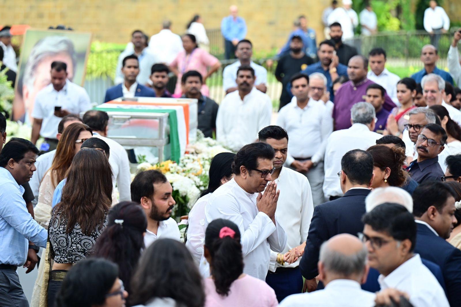 वहीं राज ठाकरे अपनी पत्नी शर्मिला ठाकरे के साथ रतन टाटा को श्रद्धांजलि देने पहुंचे थे.