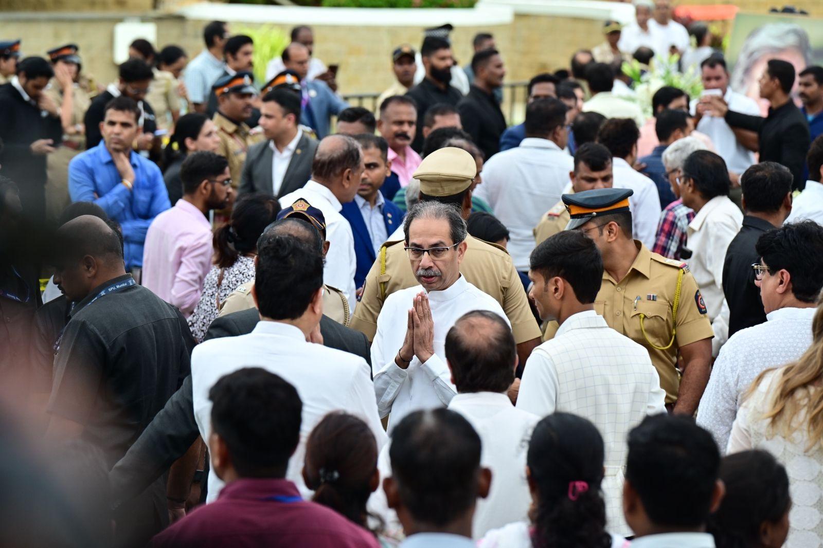 शिवसेना (यूबीटी) के अध्यक्ष उद्धव ठाकरे ने रतन टाटा के अंतिम दर्शन किए. 
