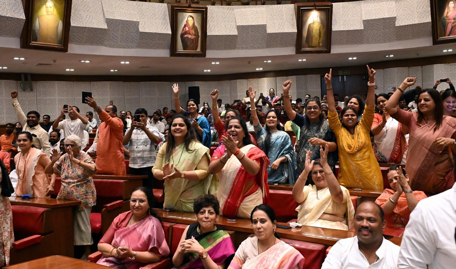 इस कदम के जरिए महायुति गठबंधन ने आगामी विधानसभा चुनावों से पहले राजनीतिक संतुलन साधने का प्रयास किया है, जिससे विभिन्न समुदायों और वर्गों का समर्थन हासिल किया जा सके.