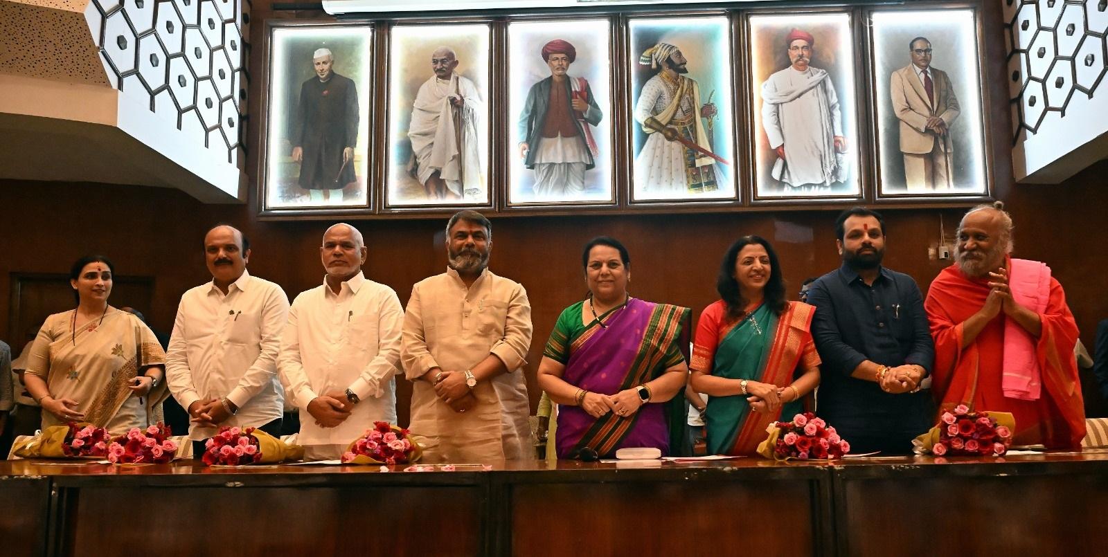 शिवसेना से भी दो नेताओं को विधान परिषद में नामांकित किया गया है.