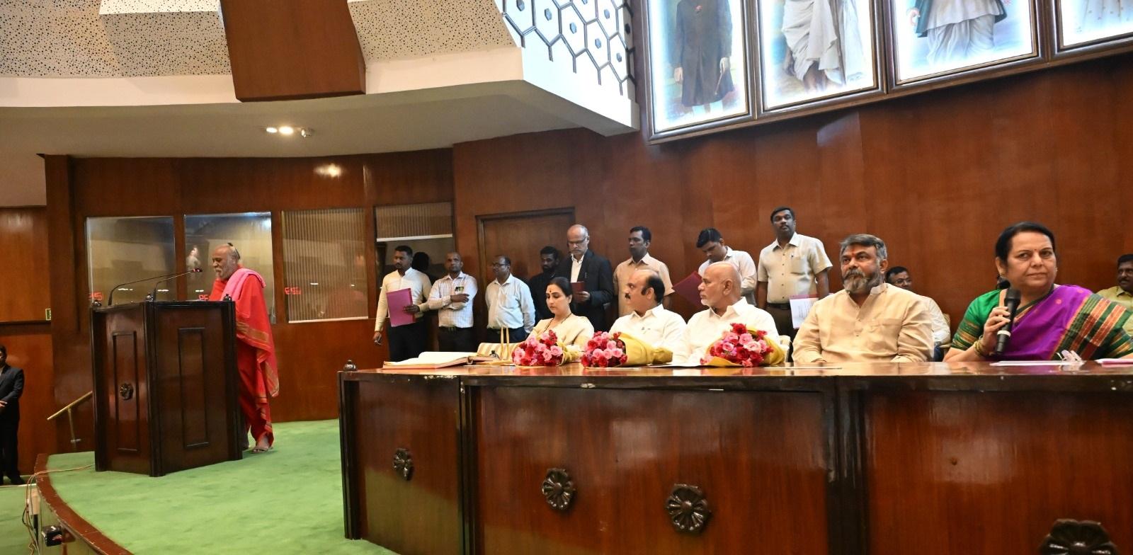 राठौड़ वाशिम जिले के बंजारा समाज से जुड़े हुए हैं और उनकी सामाजिक और धार्मिक प्रतिष्ठा के कारण उन्हें यह अवसर प्रदान किया गया है.