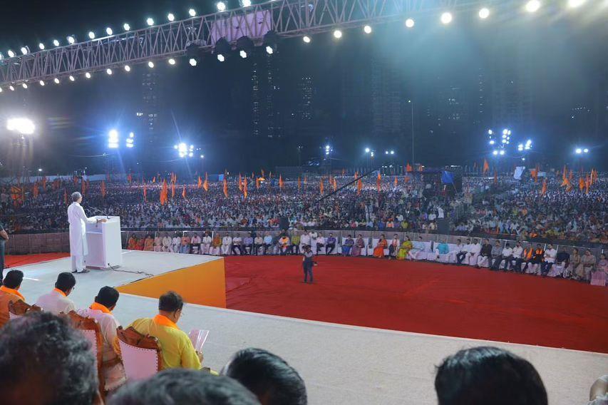 इस बीच, शिवसेना (यूबीटी) ने शनिवार को पार्टी की वार्षिक दशहरा रैली में दिवंगत उद्योगपति रतन टाटा को श्रद्धांजलि अर्पित की. रतन टाटा, 86 वर्ष की आयु में, 9 अक्टूबर को एक शहर के अस्पताल में निधन हो गया. 