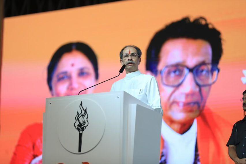 उद्धव ने कहा कि टाटा समूह ने भारत को नमक दिया, लेकिन कुछ उद्योगपति मुंबई की नमक की जमीनों को हड़प रहे हैं. उन्होंने किसी का नाम लिए बिना कहा, 