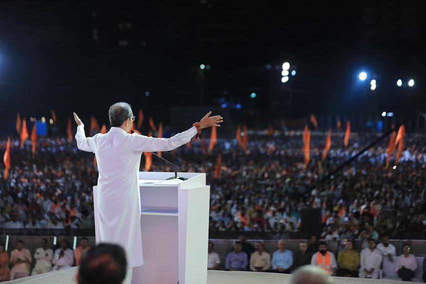 उद्धव ठाकरे और अन्य नेताओं ने भाषण से पहले इस महान उद्योगपति के प्रति सम्मान स्वरूप मौन धारण किया.